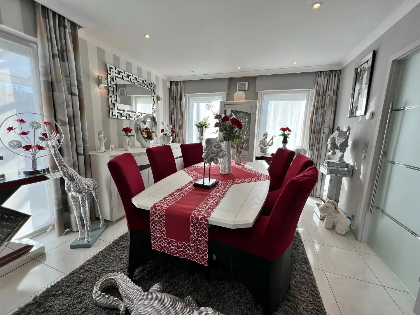 Instapklare woning met 4 slaapkamers, zonnige tuin en carport. foto 3