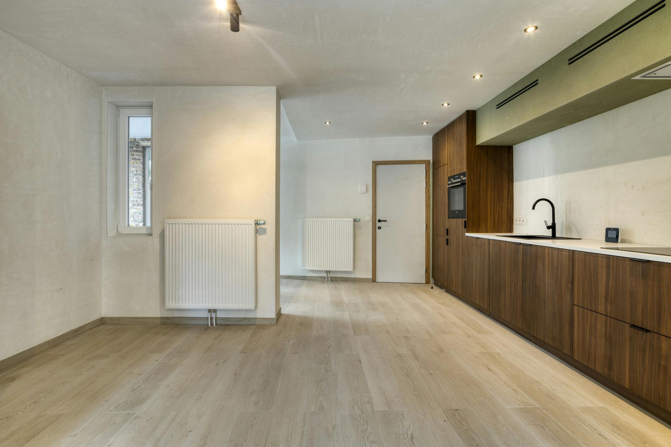 Pand met 2 gerenoveerde appartementen en winkel te Veurne. foto 6