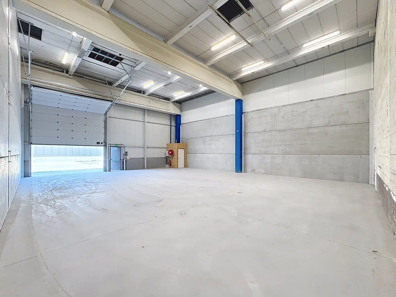 Instapklare OPSLAGRUIMTE (214m²) met sectionaalpoort te huur op industriezone "Herdersbrug" te 8000 Brugge foto 3