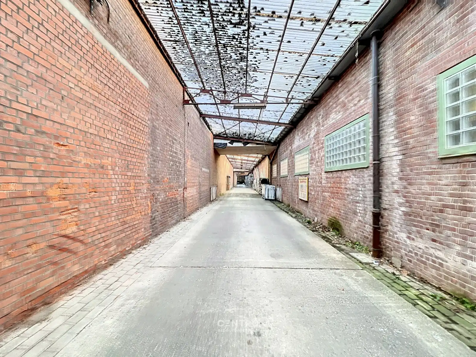 Opslagplaats ( ± 2.000m²) met 7m vrije hoogte vlakbij de havenkop te Roeselare! foto 2