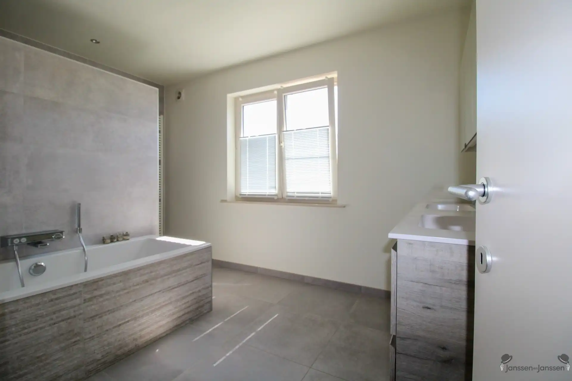 Ruime woning met 3 slpks, tuin en tuinberging foto 14