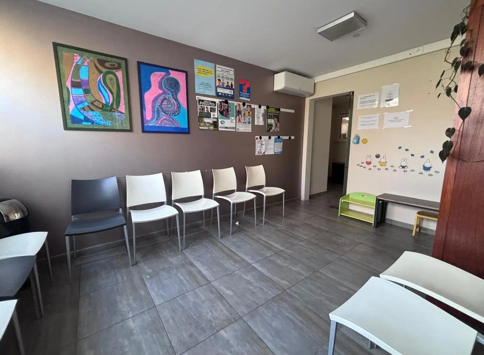 Instapklaar praktijk-/kantoorpand in het centrum van Tielt. foto 3