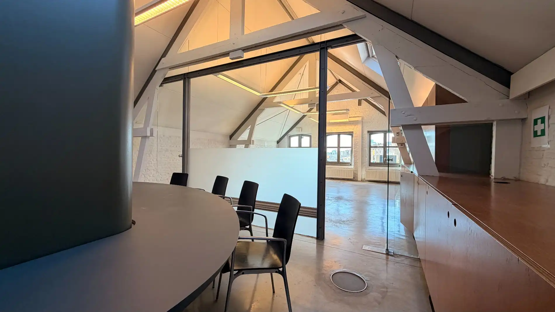Trendy kantoor in gerenoveerd pakhuis nabij het Eilandje foto 11