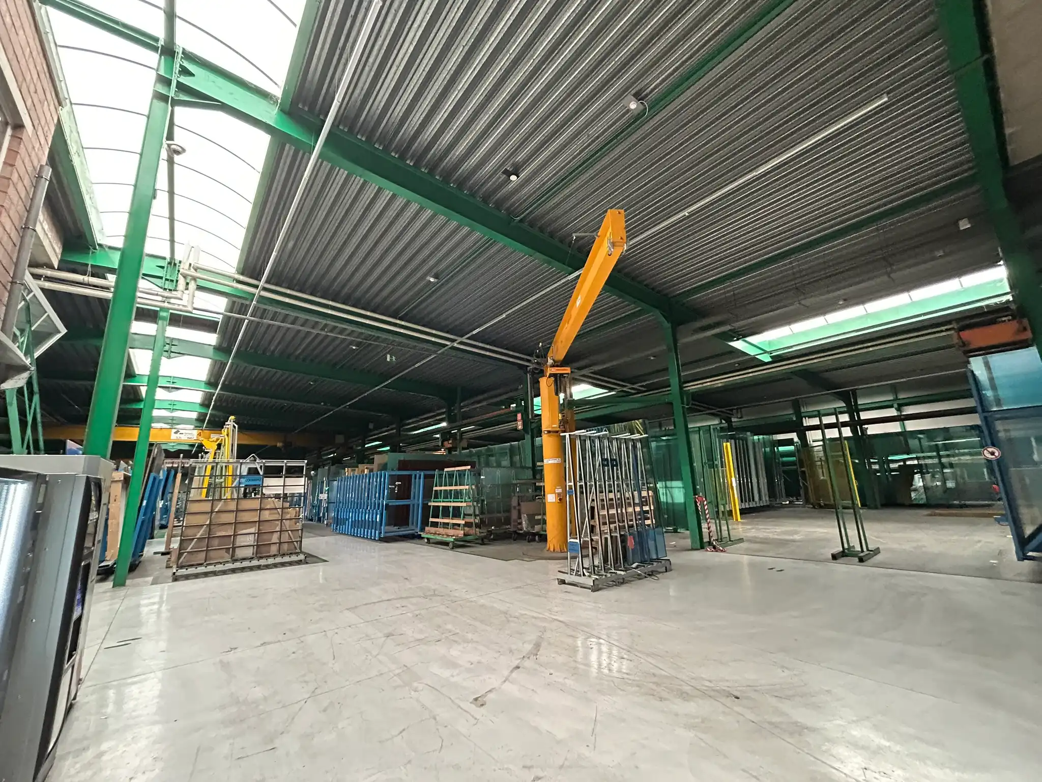 Uitstekend gelegen industrieel gebouw met kantoren op 272are foto 9