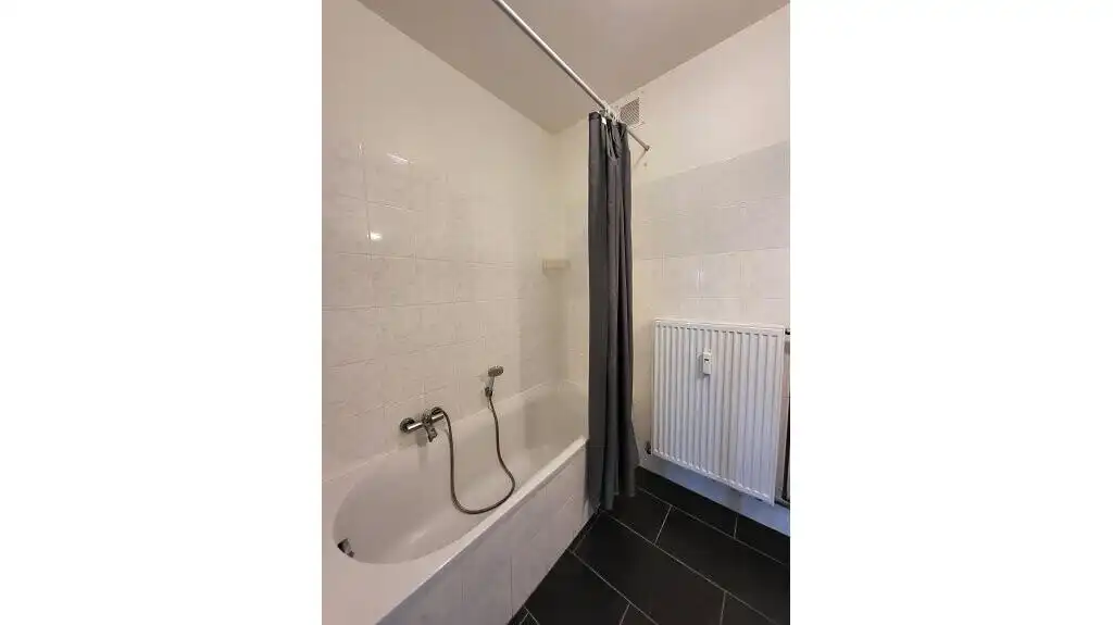 Ruim 2-slaapkamerappartement + Autostandplaats te koop in Assebroek Brugge foto 6