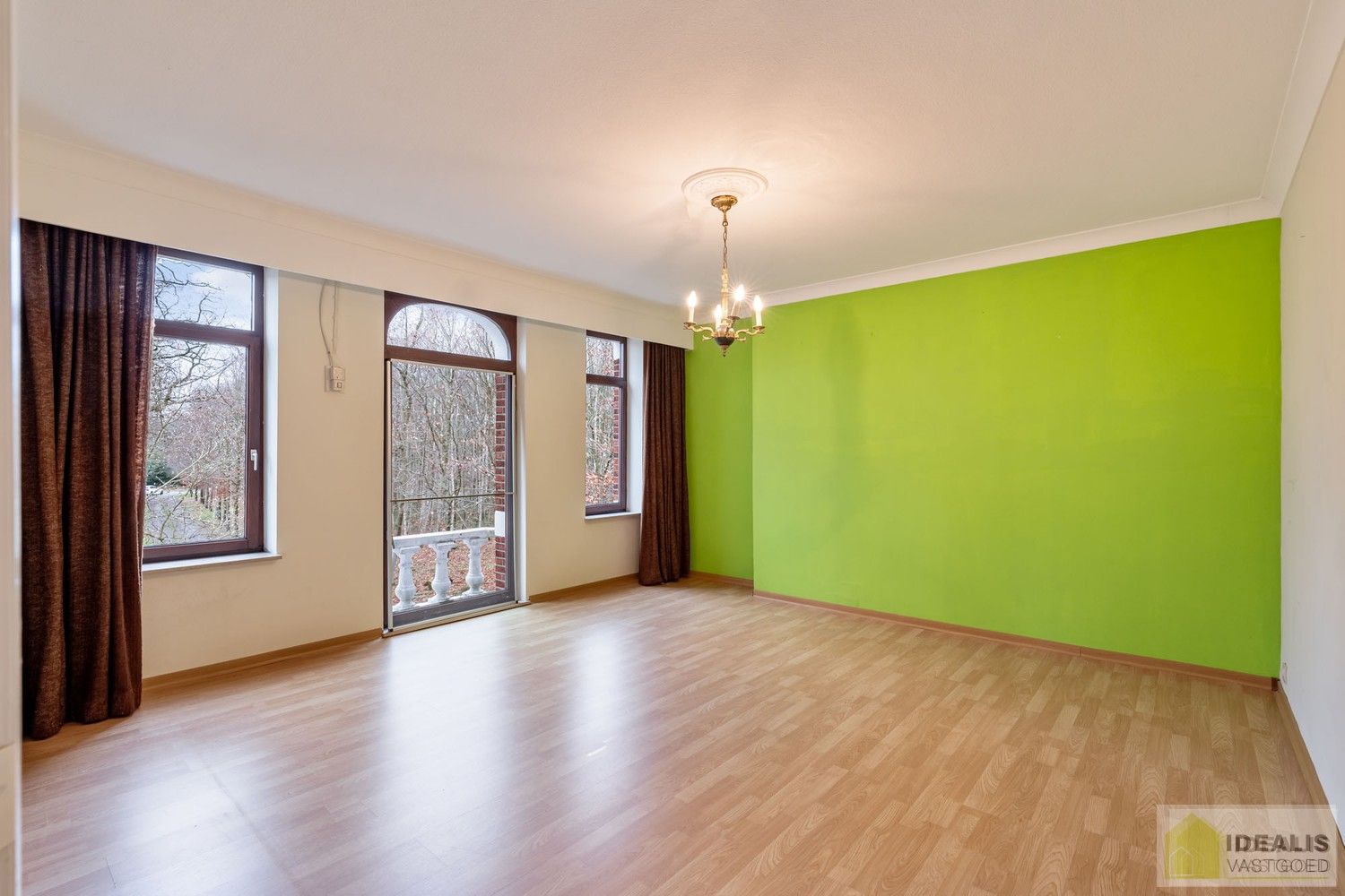 IDEALIS VASTGOED – Ruime te renoveren villa op riant perceel! De villa omvat 198m² netto bewoonbare oppervlakte met een ruime woonkamer en aansluitend uitgeruste keuken, badkamer, 2 grote en 1 kleine slaapkamer, kelder, veranda en 2 garages met sectionale poort van ca. 100m². De villa is gelegen op een prachtig perceel met een oppervlakte van ca. 1,1 hectare (11.000m²)! omgeven door bosgebied! Zeer geschikt voor kandidaten op zoek naar een unieke locatie zeer centraal gelegen, doch volledig omgeven door groen. foto 23