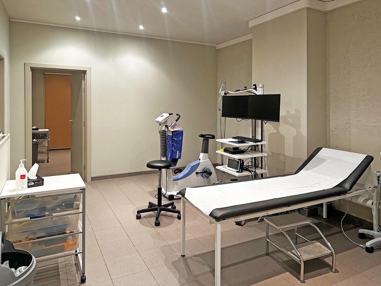 Opbrengsteigendom (praktijk + 2 appartementen) in Wijnegem centrum te koop! foto 37