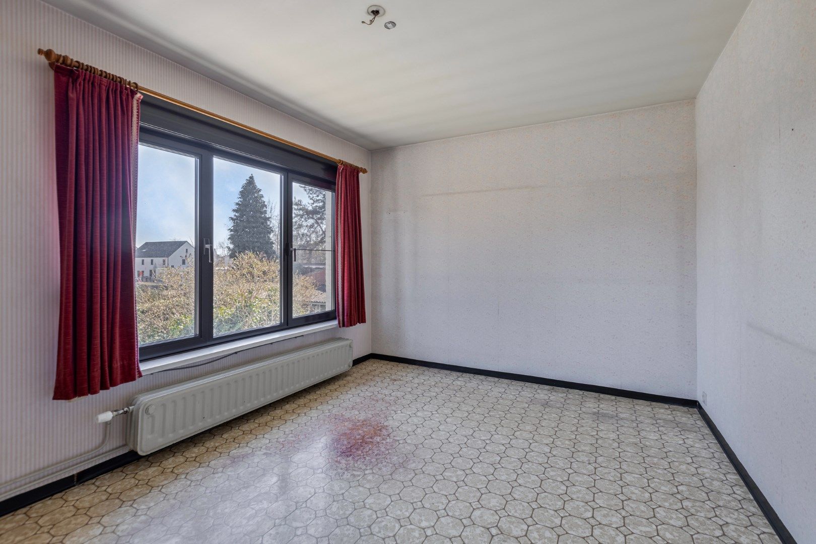 Te renoveren woning met garage en ruime tuin nabij het centrum van Dessel ! foto 16