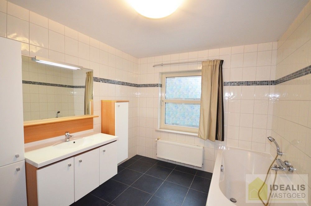 Ruim en aangenaam appartement pal in het centrum van Neerpelt! foto 13