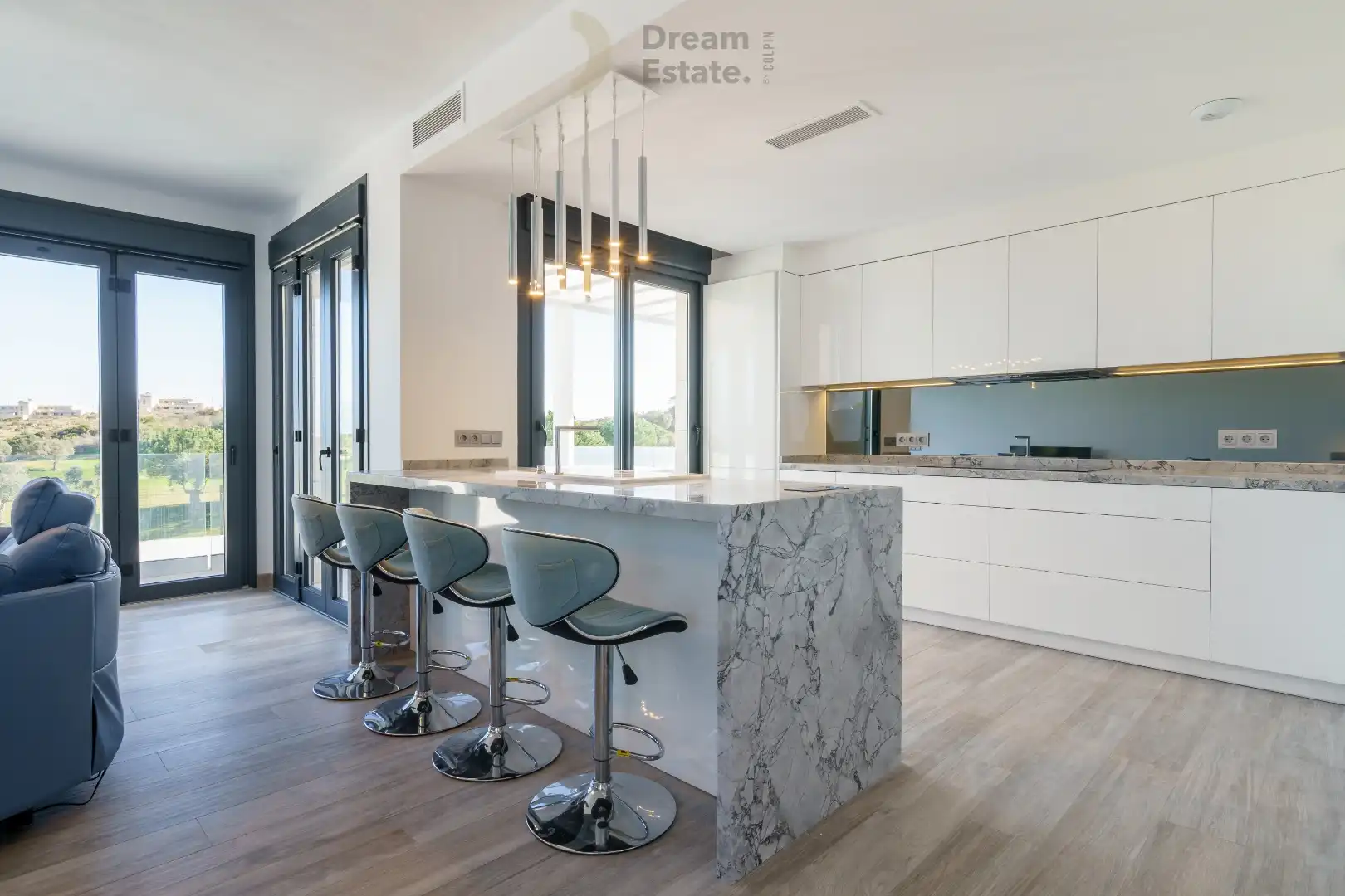 Nieuwbouwwoningen (nog slechts 2) tegenover de golf met zicht naar zee te Mijas. foto 12