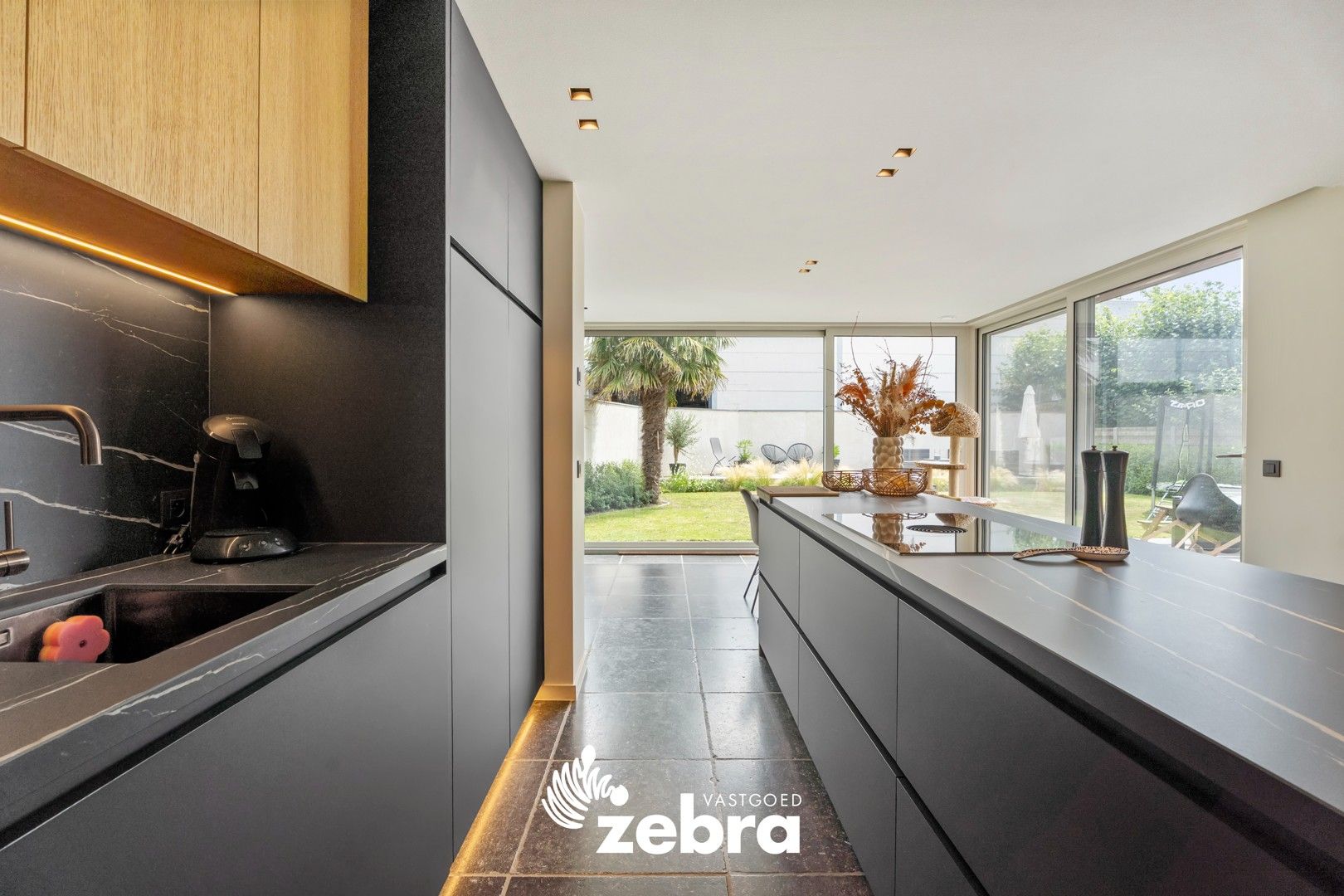 Ruime loods van ± 600 m² met instapklare woning te Oostrozebeke! foto 12