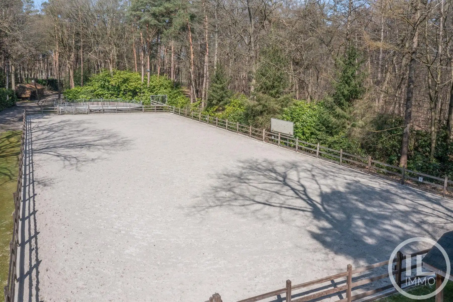 Schitterend domein van 7,7 ha met prachtige villa, zwembad, guesthouse, ruime schuur en uitgebreide paardenfaciliteiten. foto 33