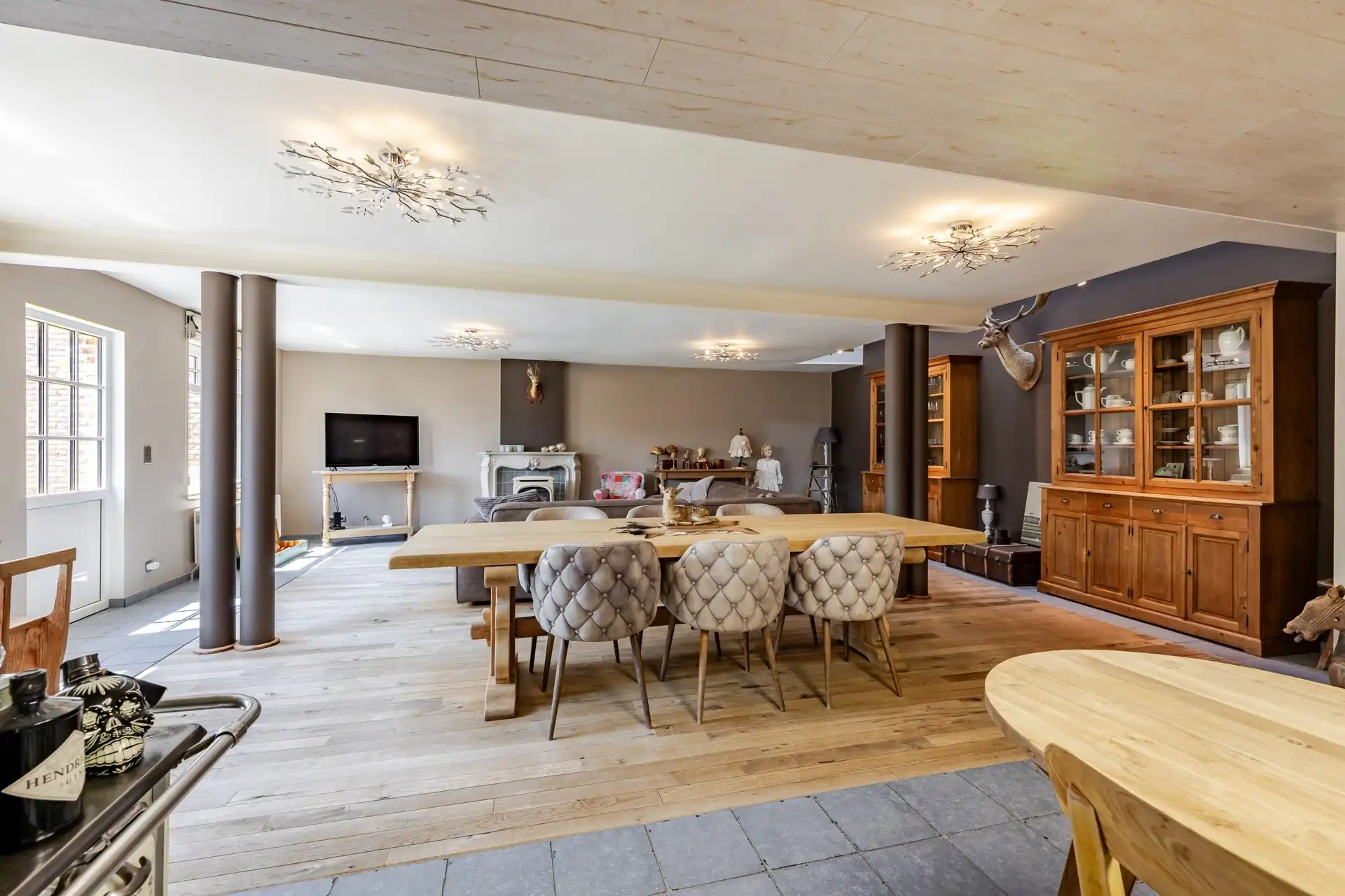Karaktervolle woning op een rustige ligging met zuidgerichte tuin foto {{pictureIndex}}