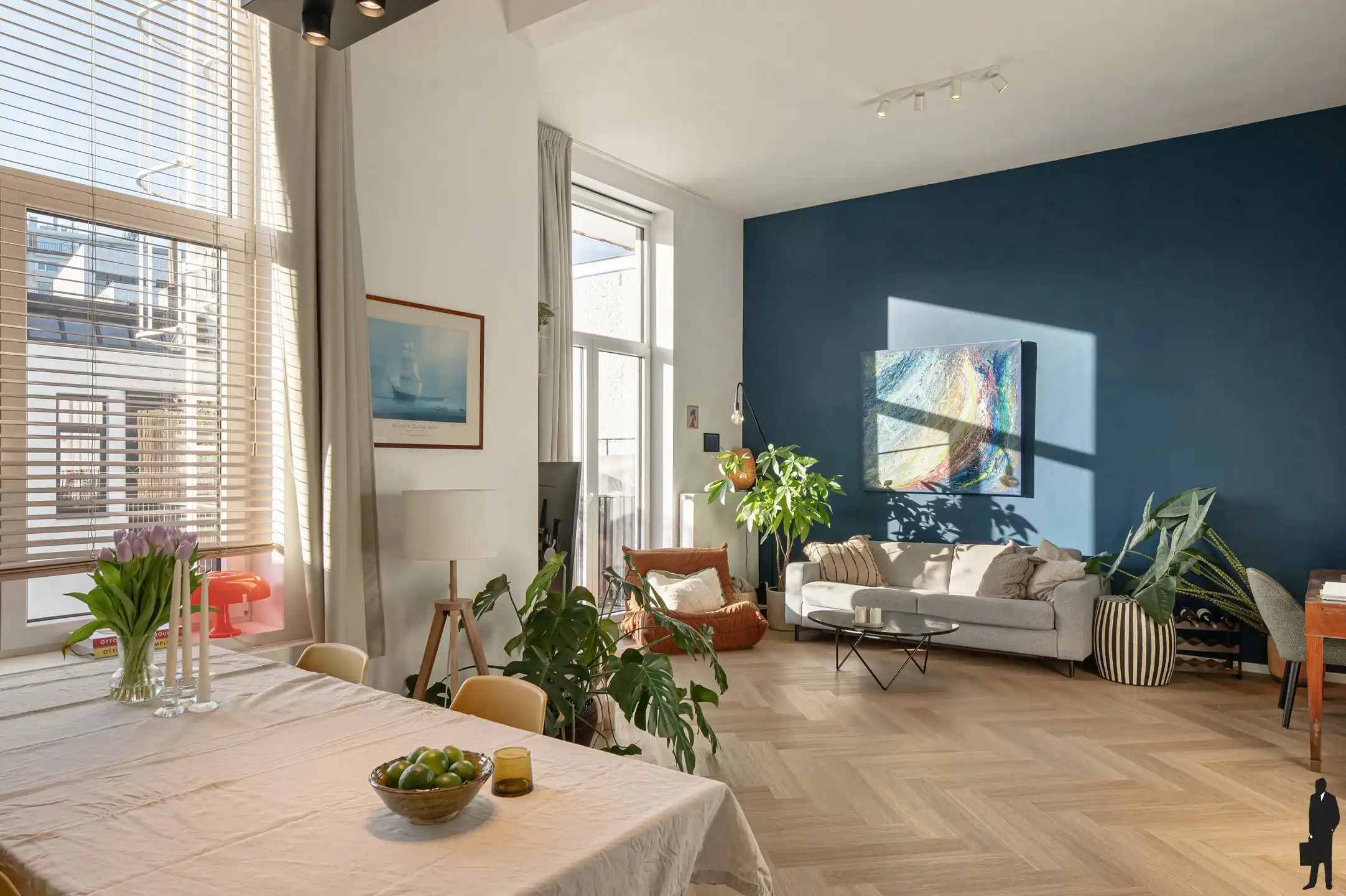 Lichtrijk appartement met hoge plafonds en terras foto {{pictureIndex}}