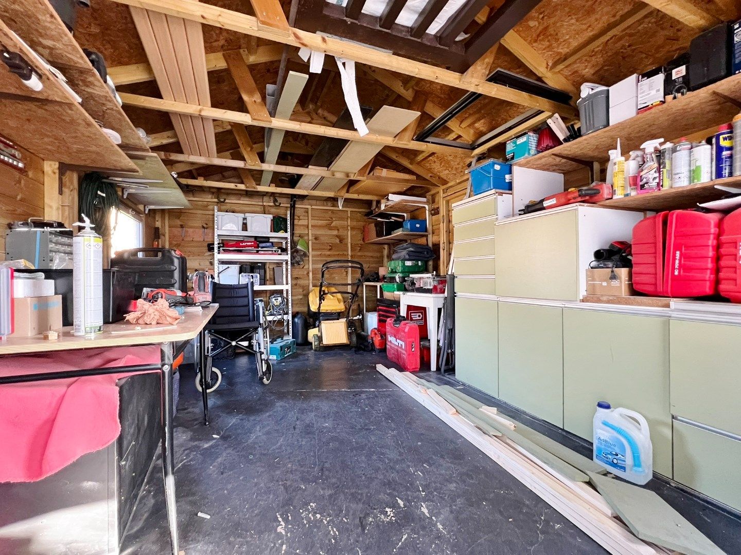 Gerenoveerde gelijkvloerse villa in rustige wijk met zonnige tuin en twee garages.  foto 26
