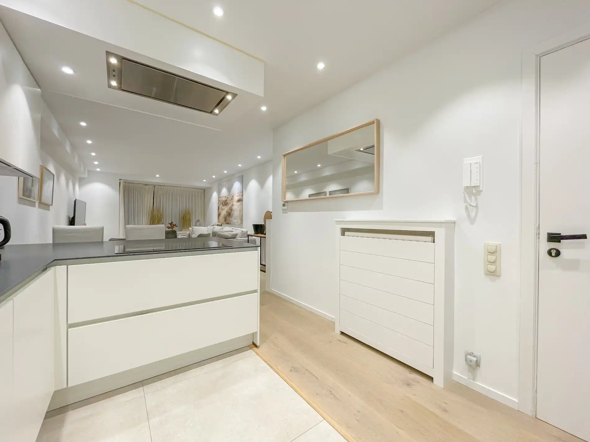 Stijlvol gerenoveerd appartement gelegen op een boogscheut van de zee. foto 10