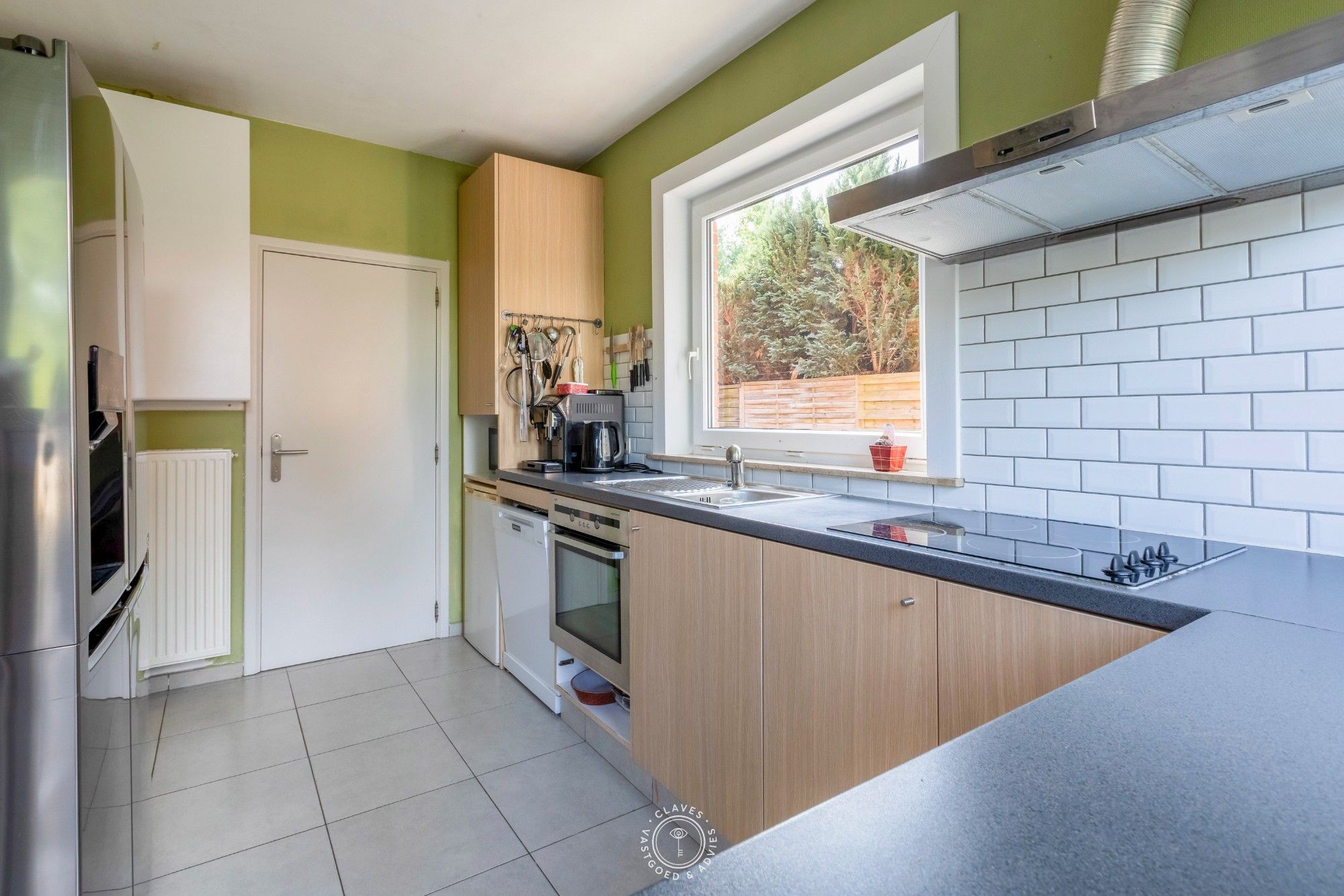 Charmante halfopen woning met lange oprit en zonnige tuin foto 11