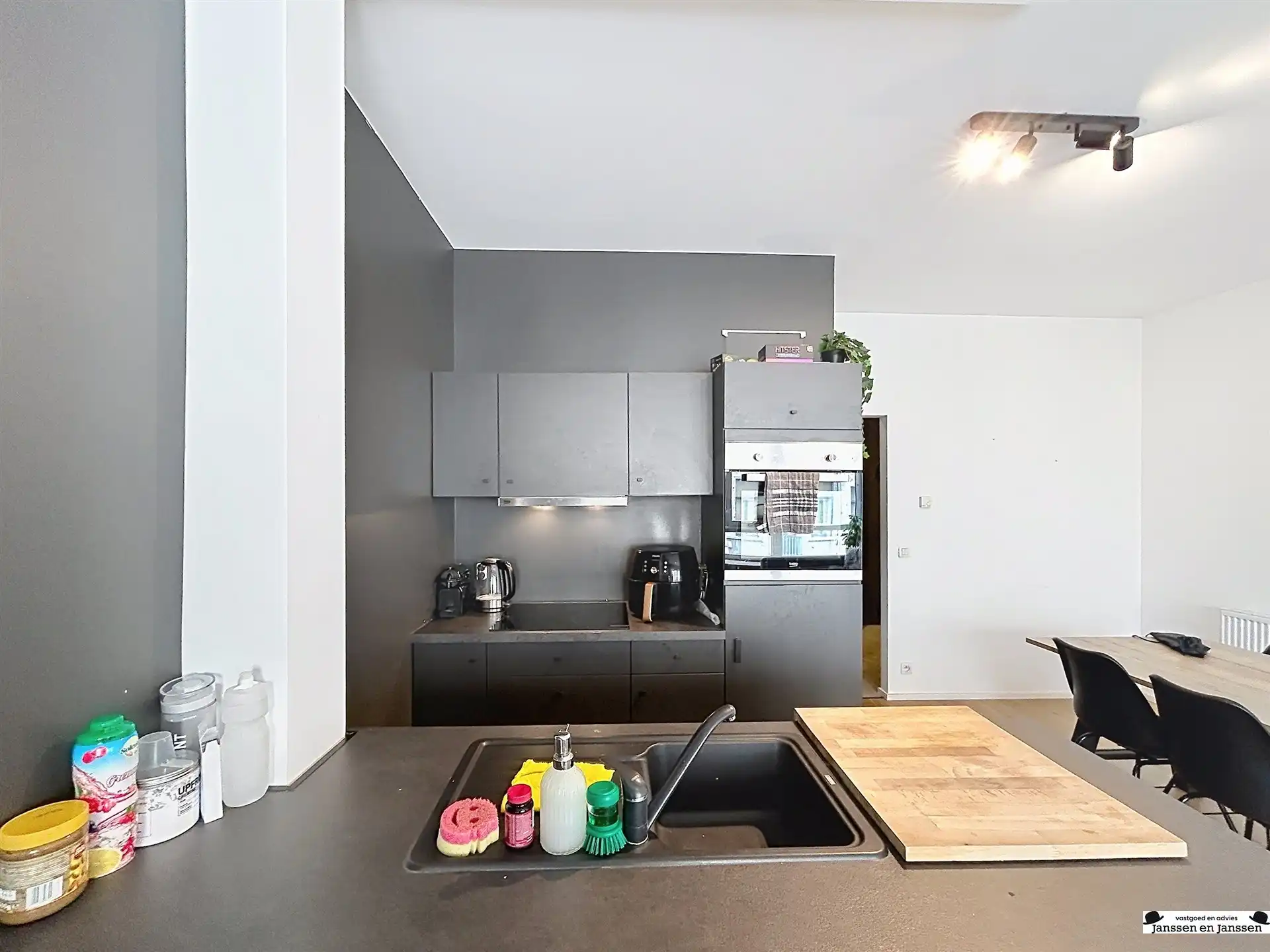 Bemeubeld 2 slaapkamer appartement op top locatie foto 4