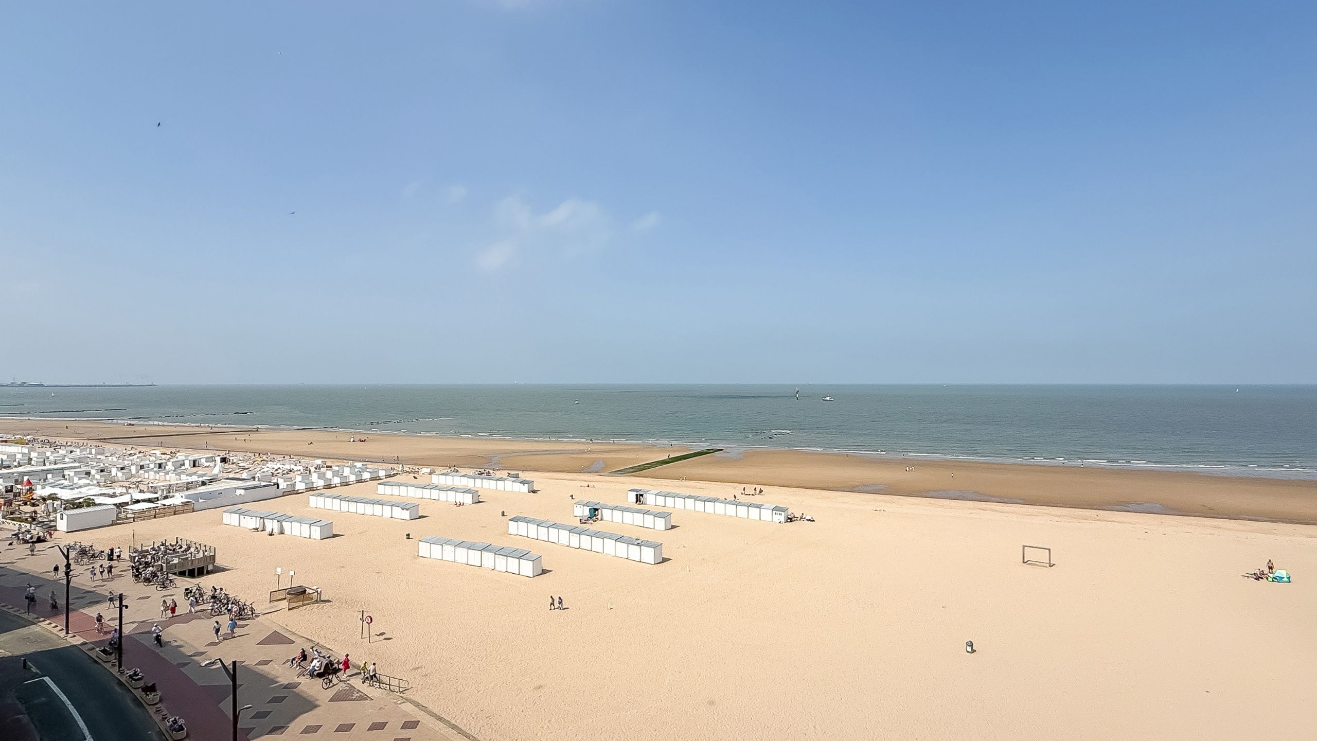 Appartement met frontaal zeezicht op de Zeedijk in het Zoute foto 3