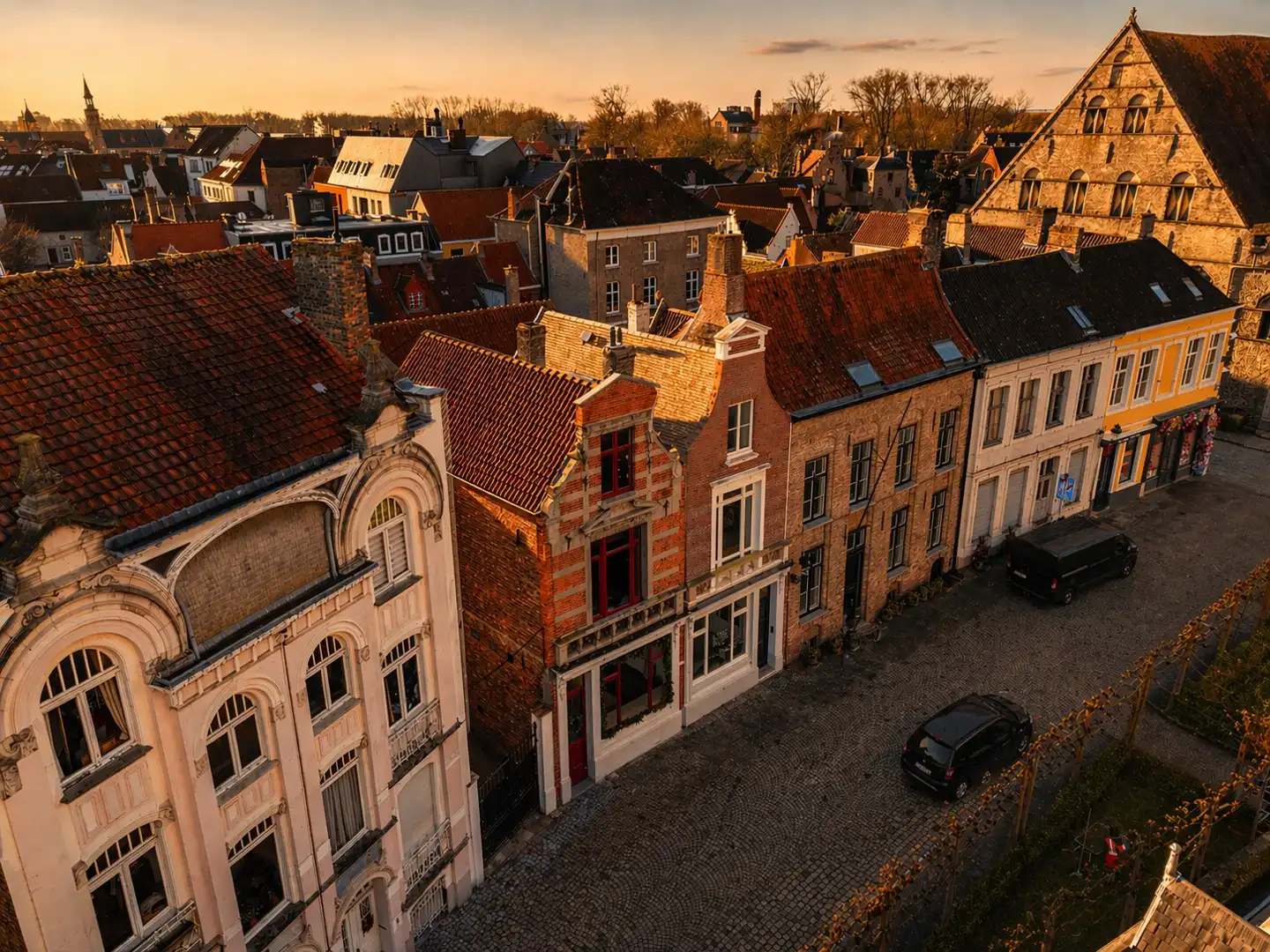 Subliem gerenoveerde stadswoning in een uitzonderlijk historisch kader rond de Onze-Lieve-Vrouwekerk, zonder renovatieverplichting foto 12