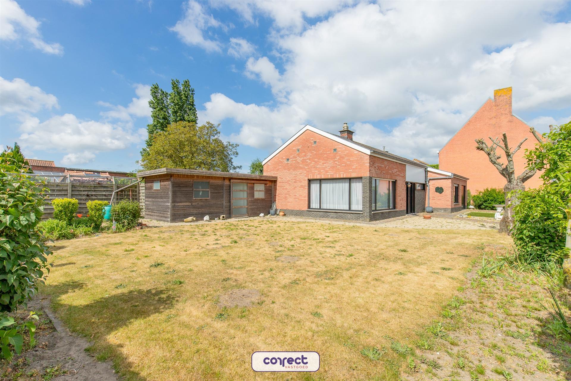 Zeer rustig gelegen, op te frissen laagbouwvilla met 3 slaapkamers op groot perceel. foto 10