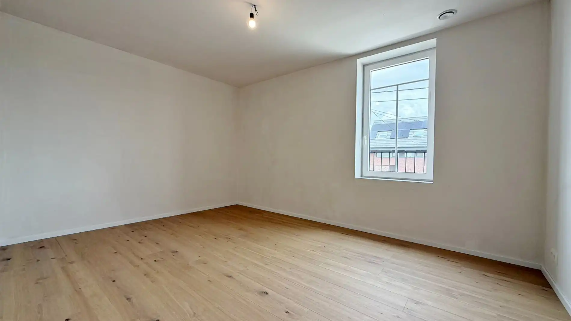 Nieuwbouwwoning met 5 slaapkamers, zonnige tuin en 2 garages te huur foto 9