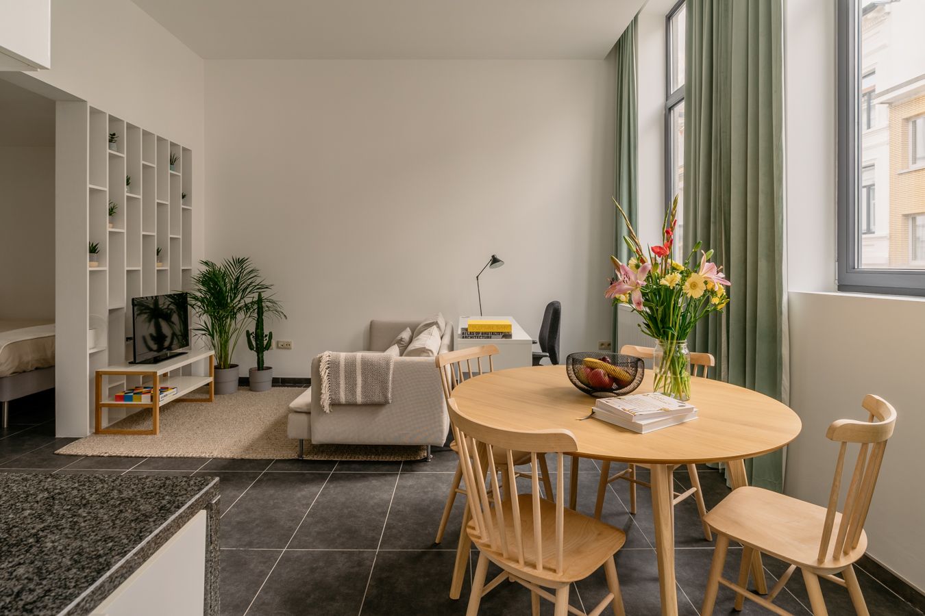 Gemeubelde studio met eigen voordeur aan het schattige minipark Vinkenhof foto {{pictureIndex}}
