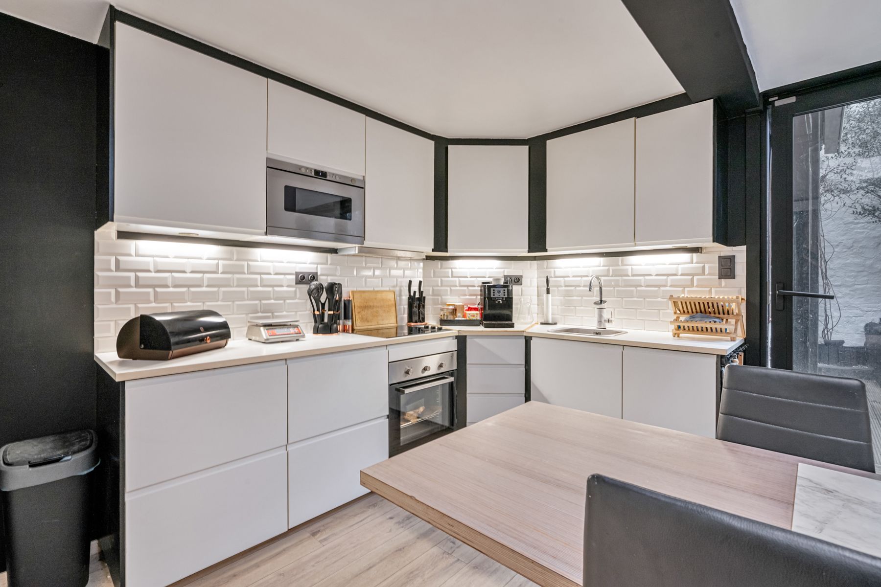 Uniek gerenoveerde stadswoning, 2slpk en stadskoer foto 5