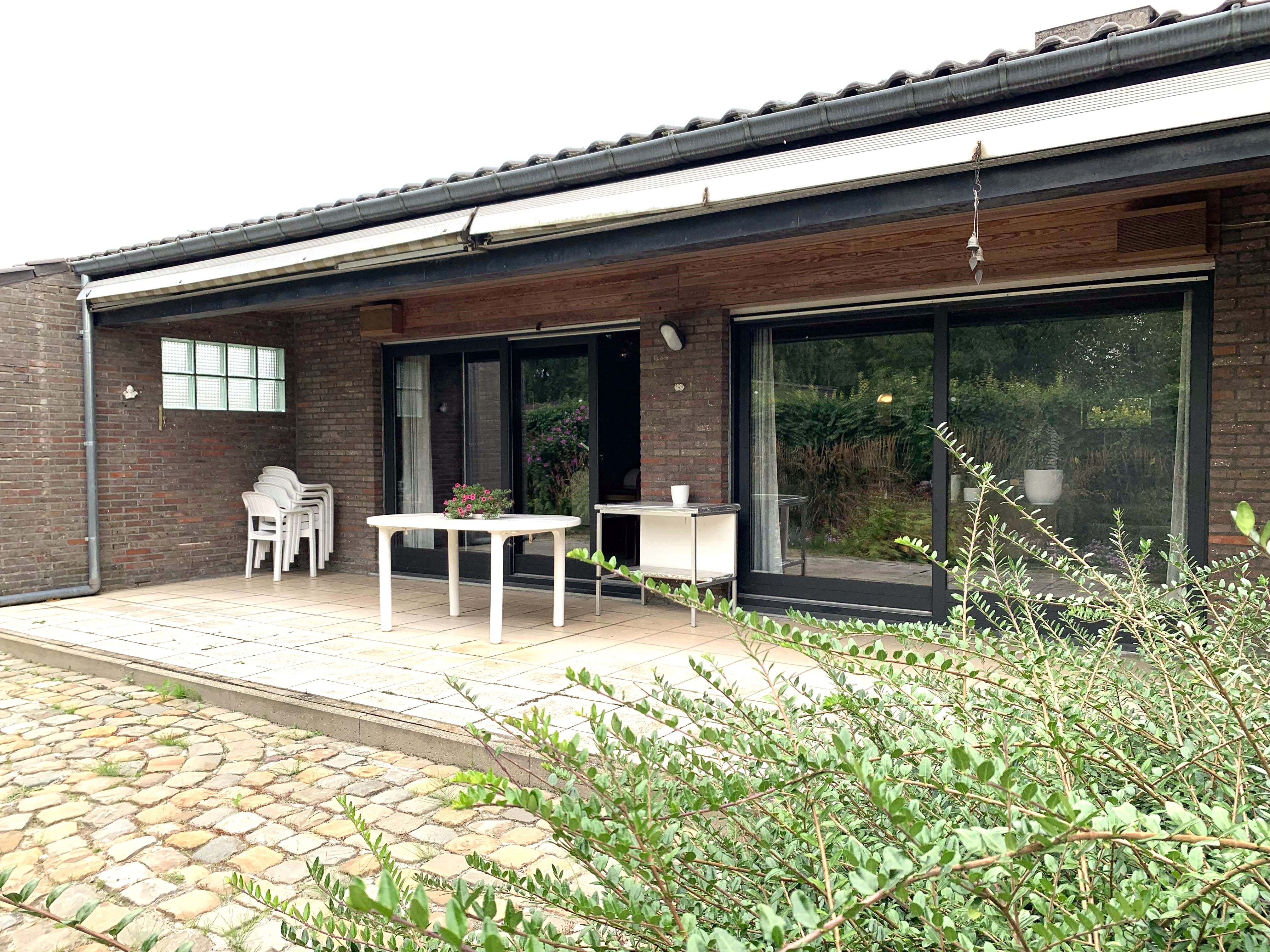 Ruime woning met 4 magazijnen foto 4