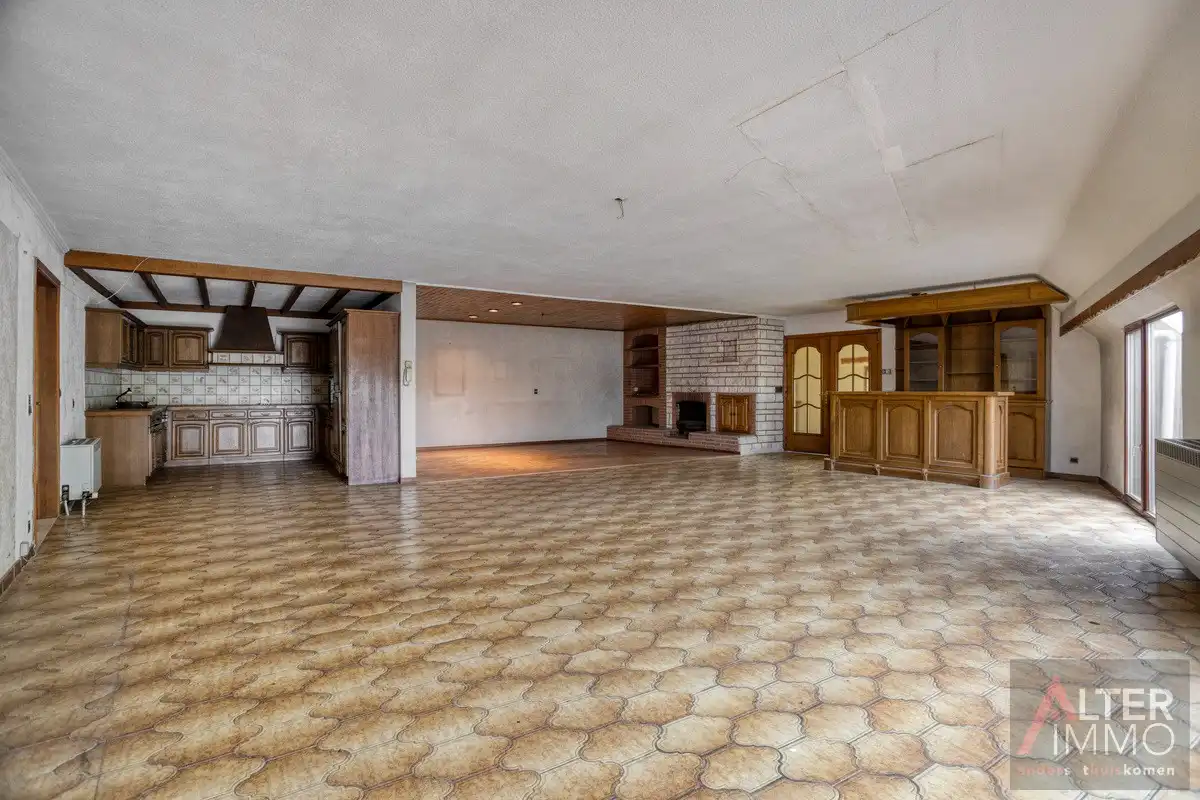 Zéér ruim, te renoveren appartement met 3 slaapkamers! foto 4