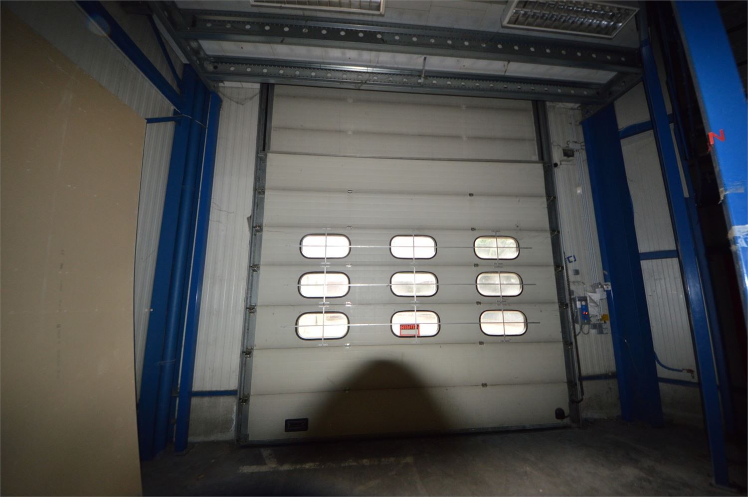 COMMERCIEEL GEBOUW BAANLOCATIE MET PARKING NABIJ MCDONALDS foto 27