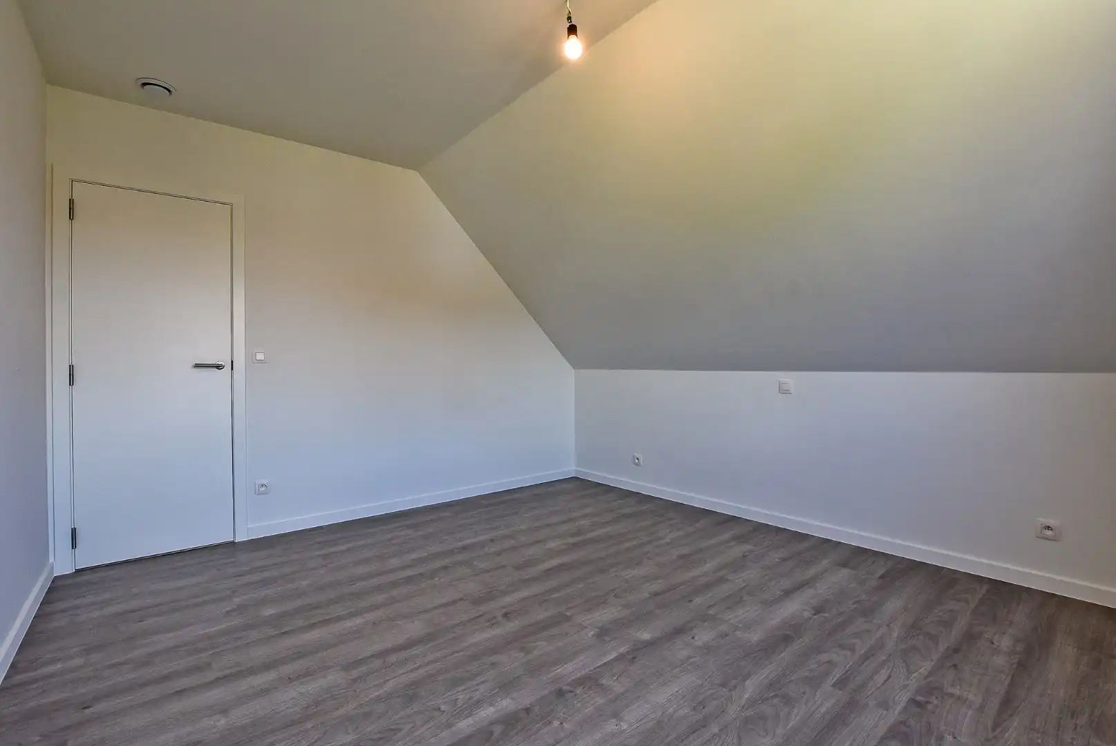 Ruime energiezuinige recente halfopen bebouwing  (2024) met inpandige garage op 258m² gelegen te Houthulst. foto 15
