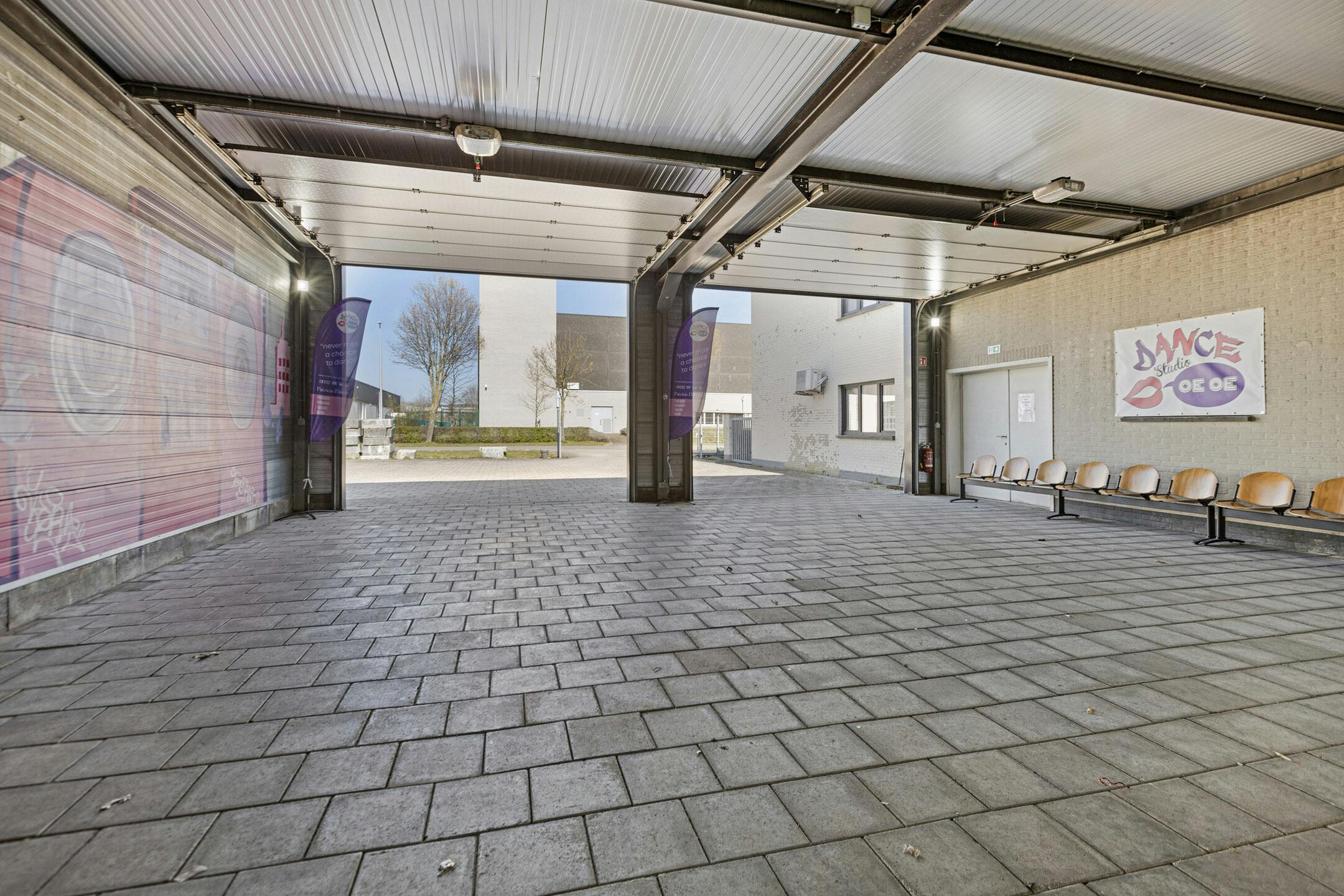 Industriegebouw met conciërge-appartement op 34a 60ca in Maaseik te koop foto 9