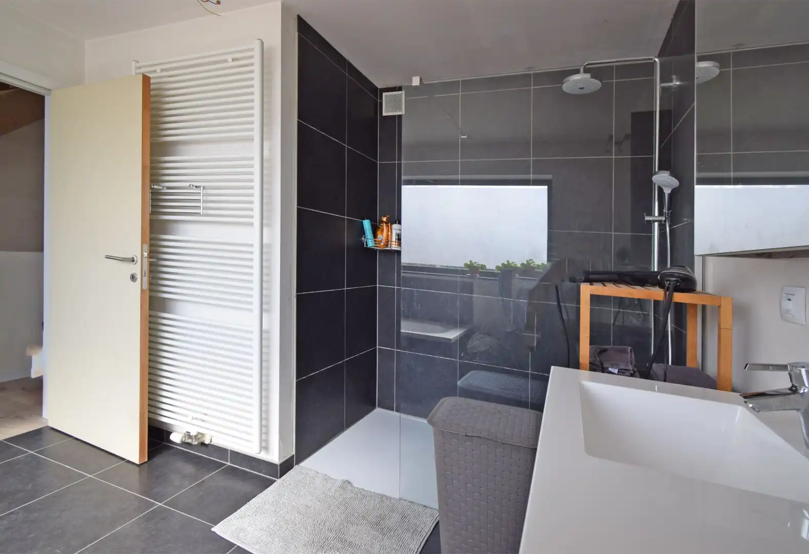 RECENTE RIJWONING MET GARAGE VOORZIEN VAN  ALLE COMFORT foto 9
