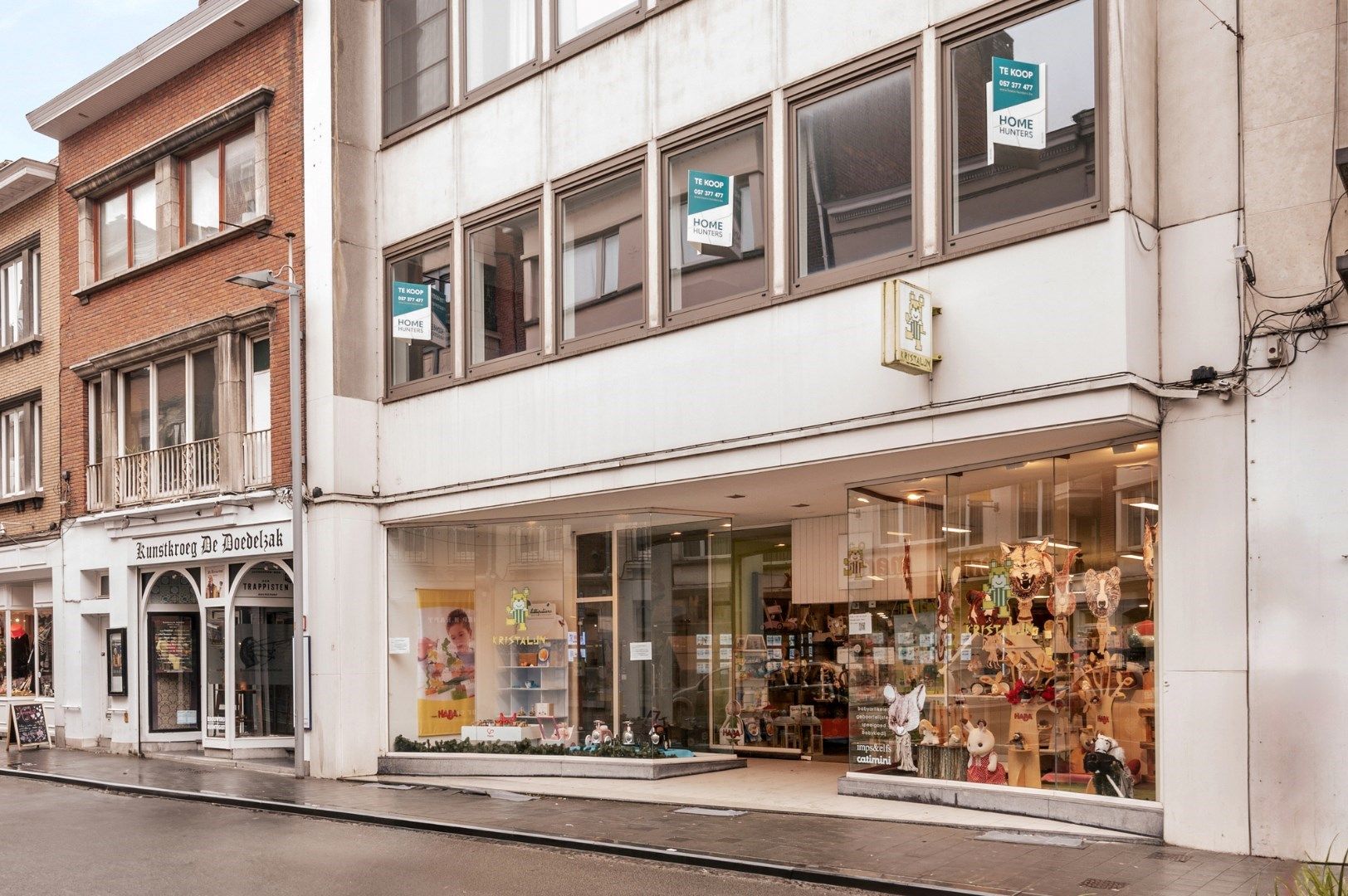 Ruime winkelruimte (350 m²) in het historische stadscentrum van Kortrijk vlakbij de Broeltorens foto {{pictureIndex}}