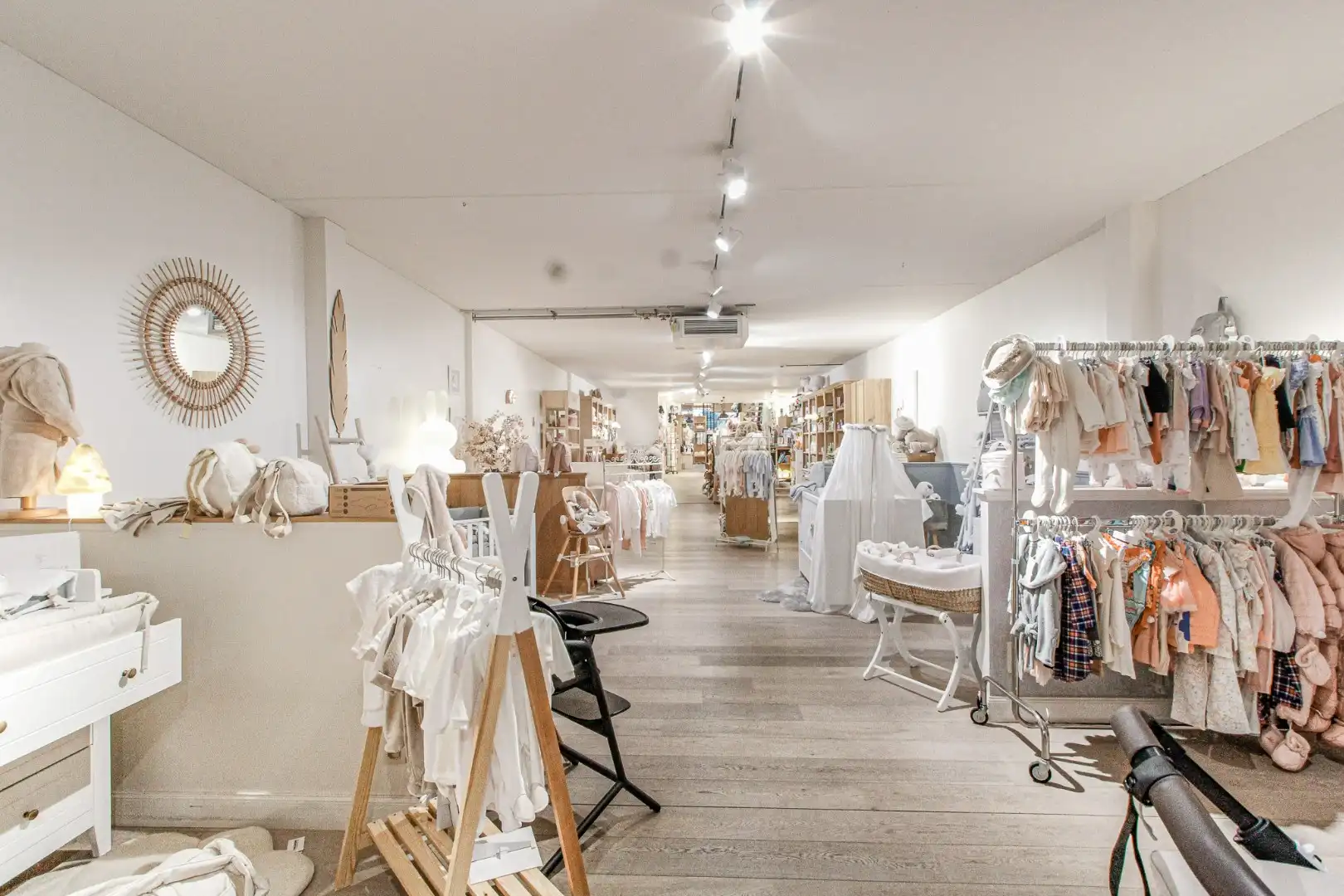 Zeer centraal gelegen handelspand op Lippenslaan 207, 306m² glv plus mezzanine, kelder en garage foto 17