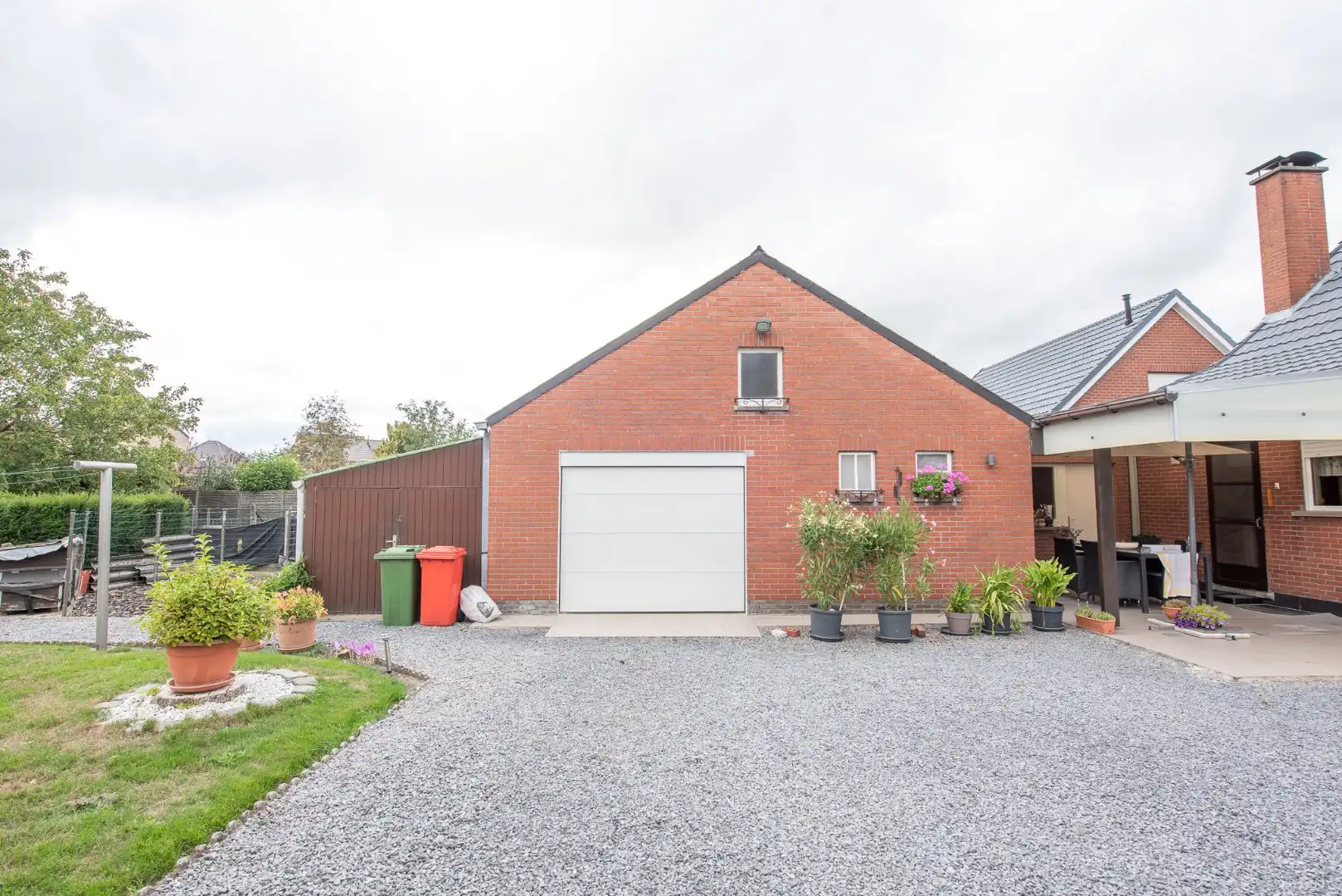 Goed onderhouden, open bebouwing met 3 slaapkamers op 831 m² foto 7
