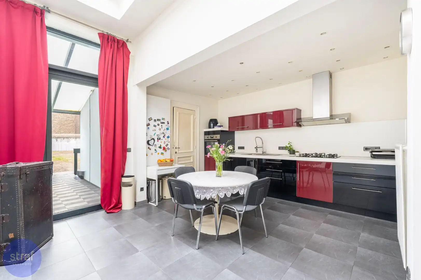 Klassevol Herenhuis met 6 slaapkamers met grote zonnige tuin foto 10