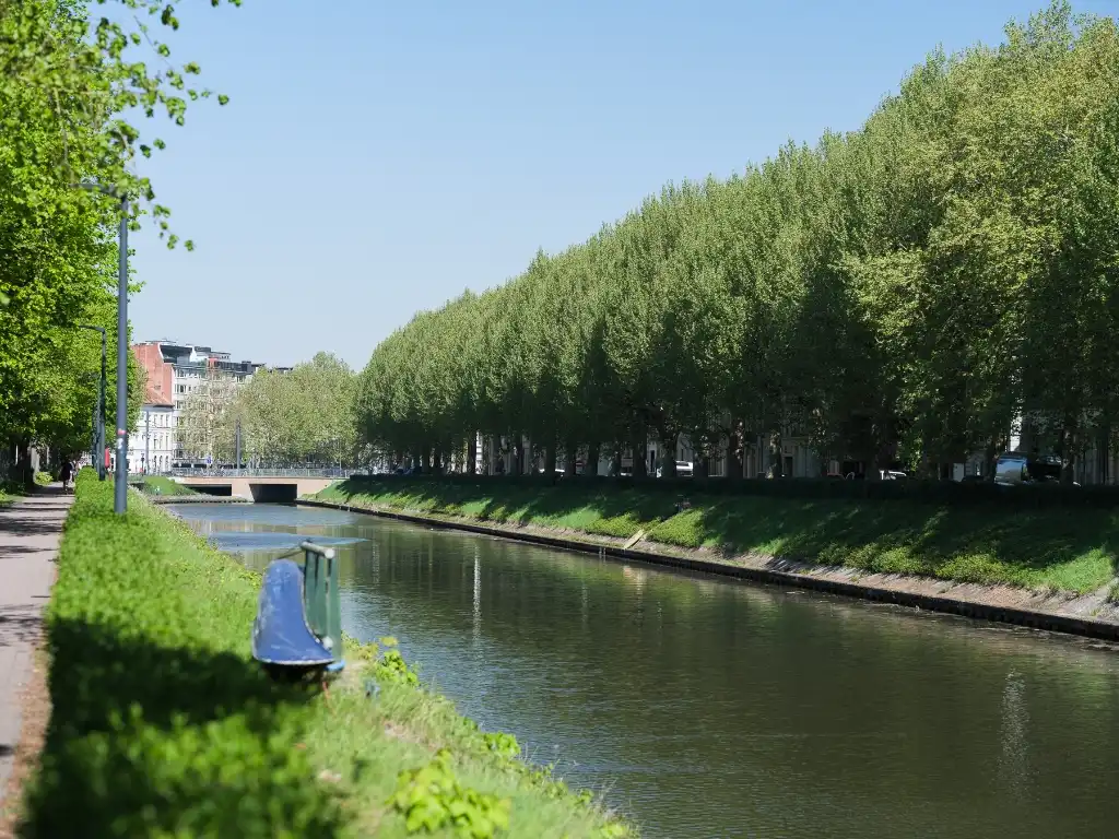 Instapklare en karaktervolle herenwoning (= kantoor) met buitenruimte aan de gegeerde Coupure foto 24