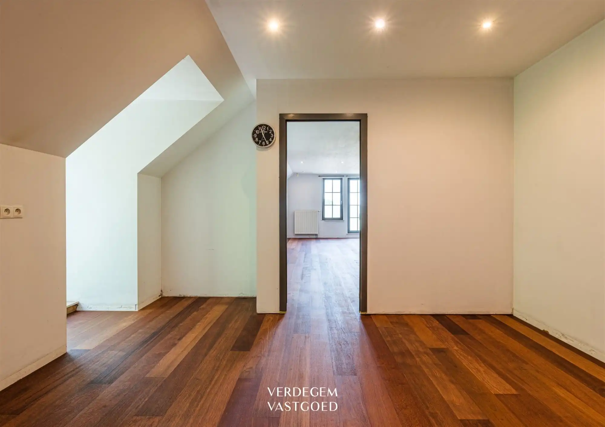 Uiterst commercieel gelegen handelspand met woonst voor horeca of kantoren foto 25