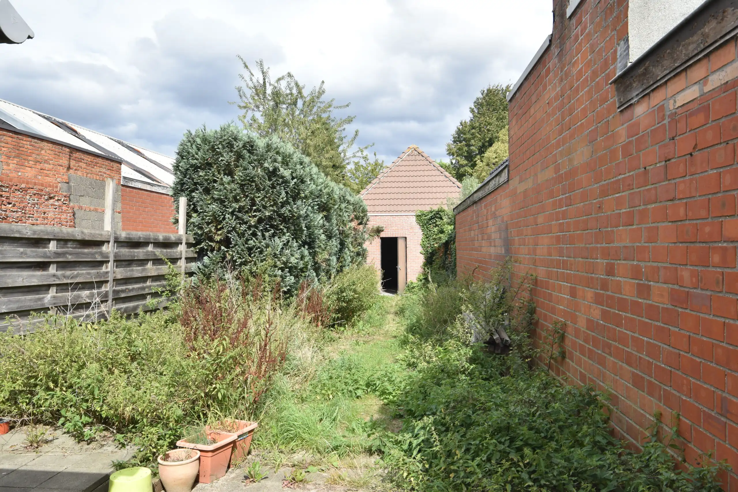 Centraal gelegen woning met tuin, garage en veel potentieel foto 8