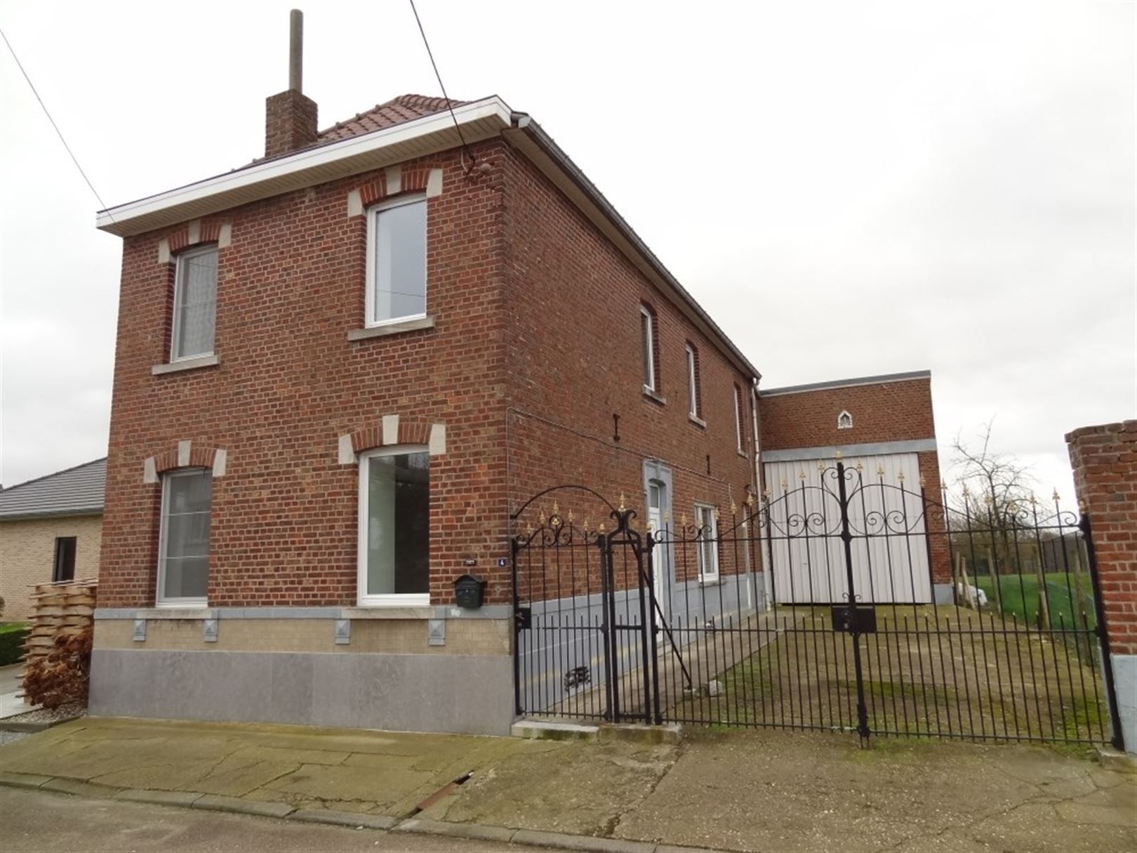 Gerenoveerde woning met 2 slaapkamers, garage en tuin. foto {{pictureIndex}}