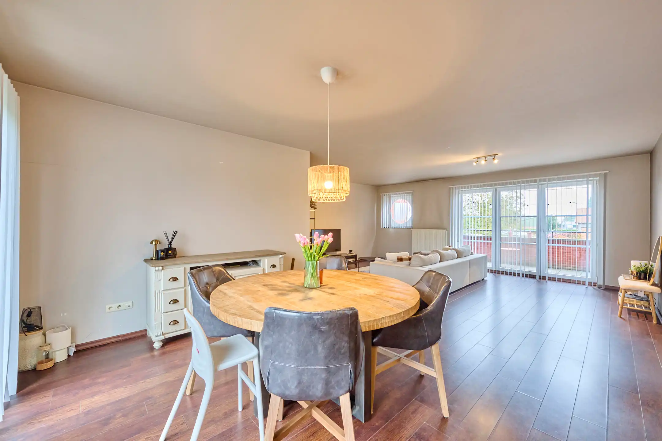 RUIM INSTAPKLAAR EN LICHTRIJK APPARTEMENT MET 2 TERRASSEN foto 2