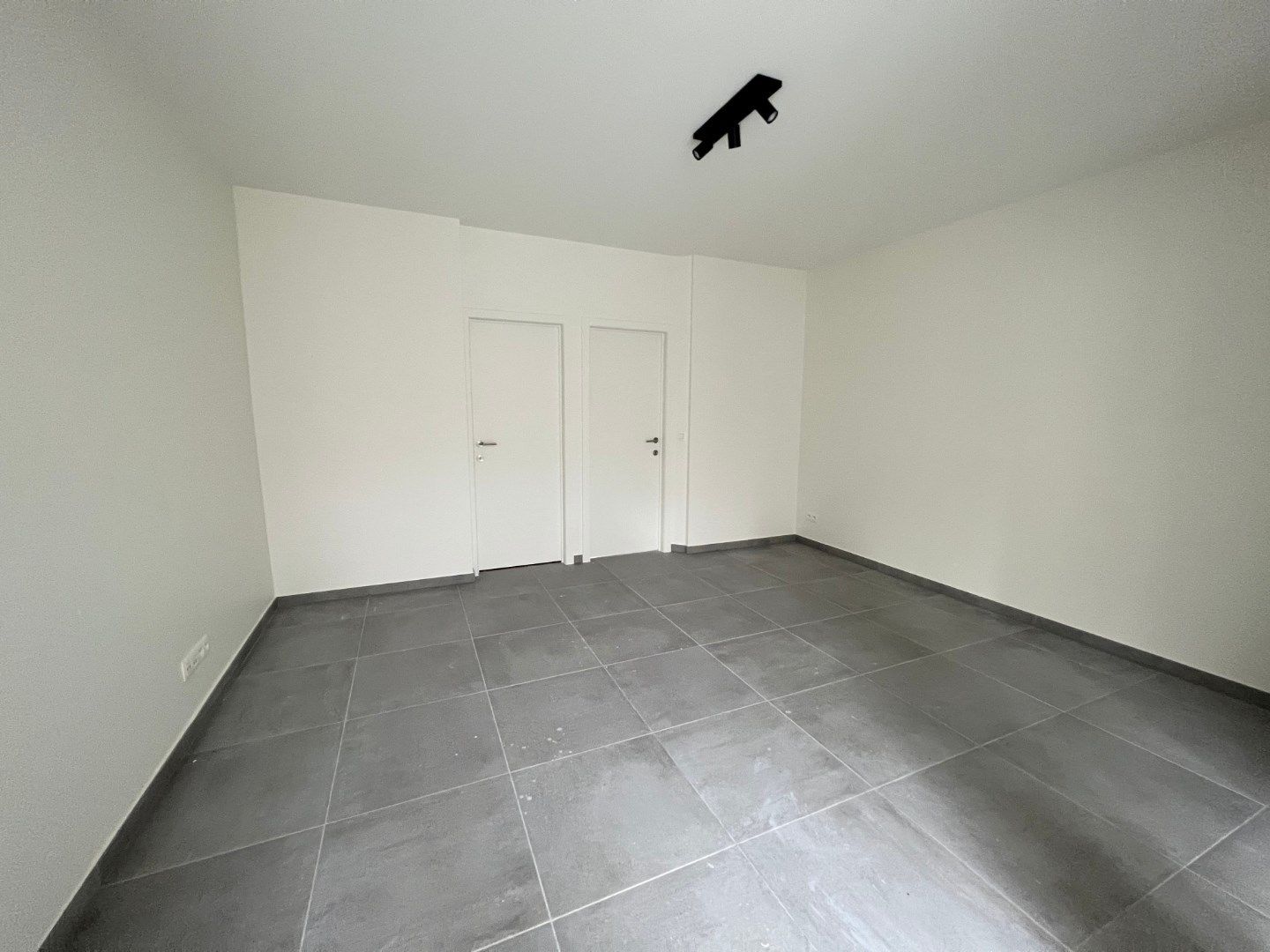GELIJKVLOERS APPARTEMENT MET 1 SLAAPKAMER EN TERRAS IN IEPER foto 8
