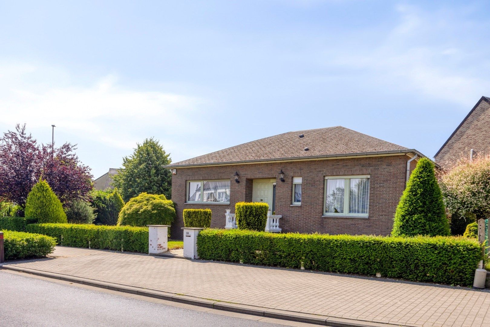 Hoofdfoto van de publicatie: BUNGALOW – 2/4 kamers, garage & kelders – 1650 BEERSEL