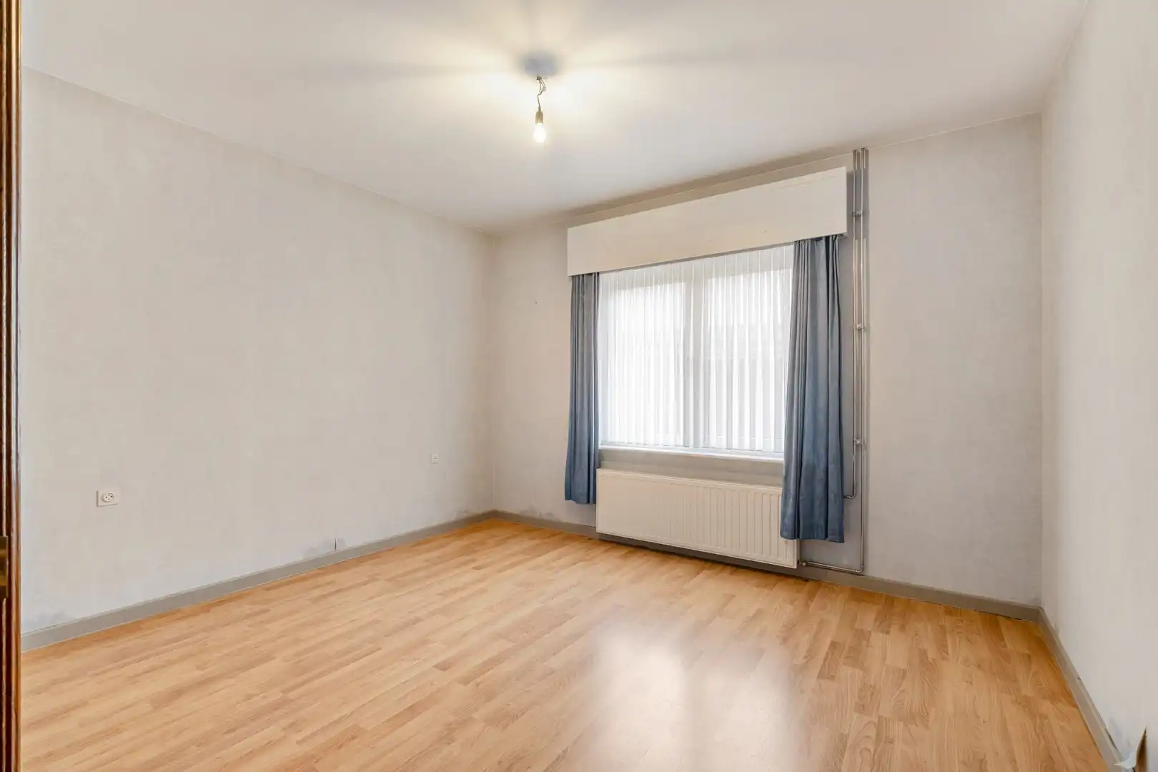 Gelijkvloerse bungalow met 2 slaapkamers, garage en riante tuin op toplocatie foto 13