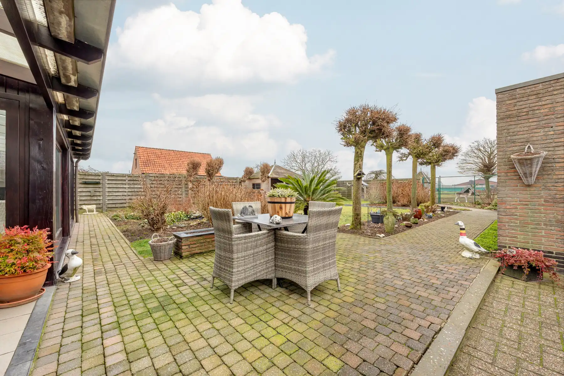 Gedeeltelijk gerenoveerde laagbouwwoning op perceel van ca. 1.516m². foto 16