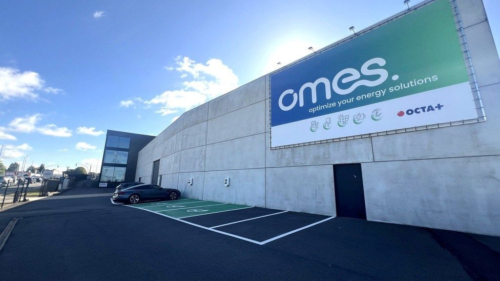 Bedrijfsgebouw te huur vlakbij E17 te Waregem foto {{pictureIndex}}