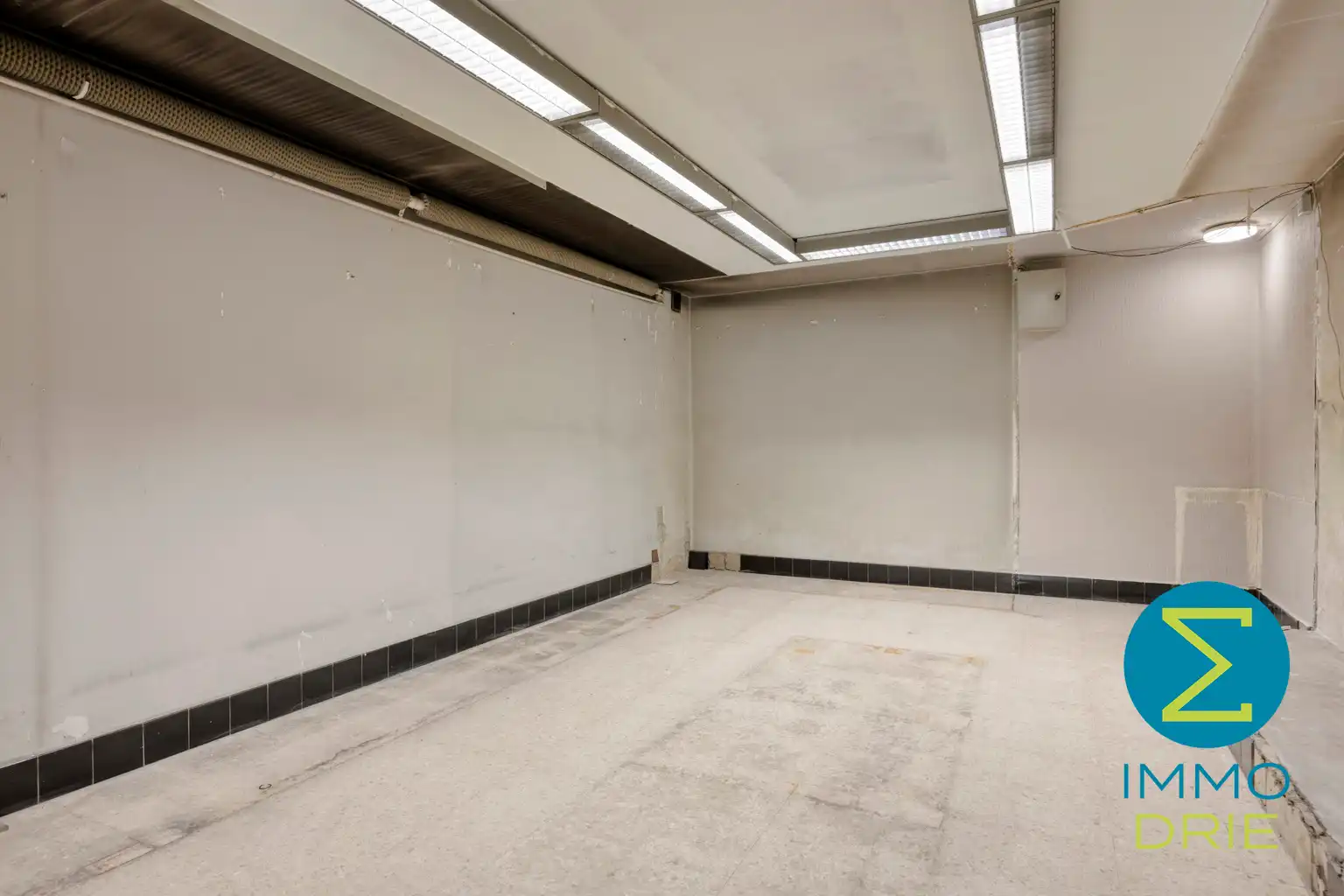 Handelsruimte met kantoren en ruime opslag in het centrum foto 12