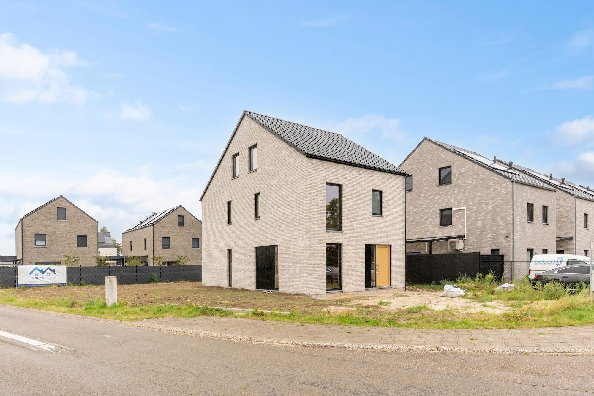 IDEALIS VASTGOED - ROYALE CASCO-WONING MET EEN HEERLIJK LICHTRIJKE WOONKAMER MET OPEN KEUKEN EN AANSLUITEND DE BERGPLAATS, 3 SLAAPKAMERS (MEER MOGELIJK), EEN RUIME BADKAMER EN RUIME 2DE VERDIEPING OP KNAP HOEKPERCEEL VAN +- 5A 54CA! foto 1